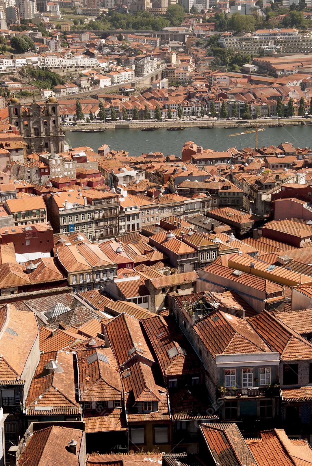 Bairro de cidade estrangeira em dia ensolarado
