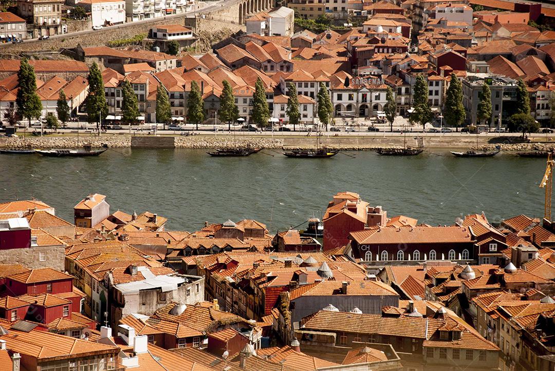 Vista de cima de uma comunidade localizada em Portugal