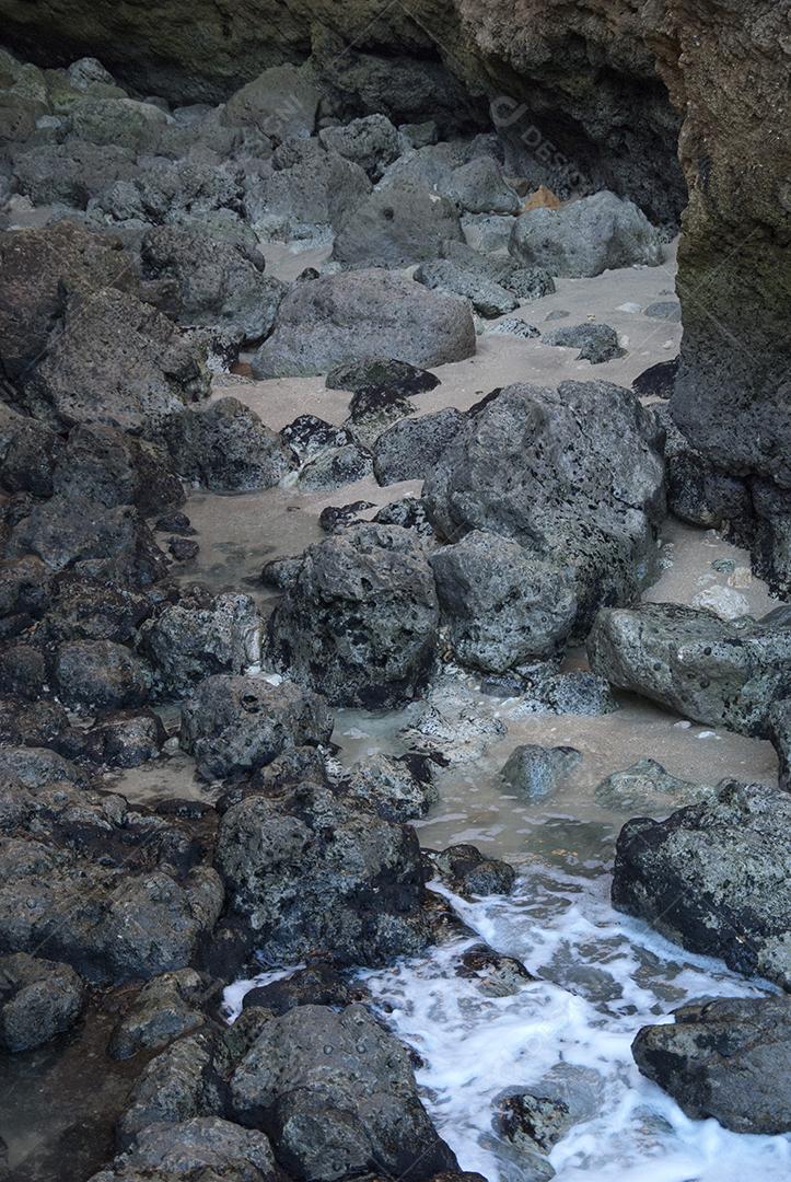 Beira mar cheia de rochas