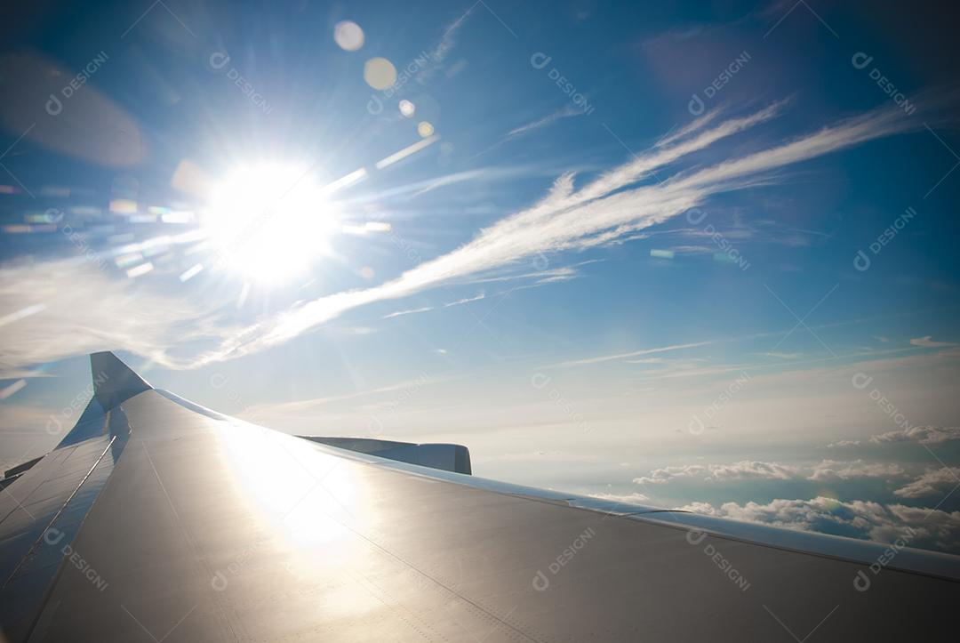 vista de uma aeronave voando no ceu