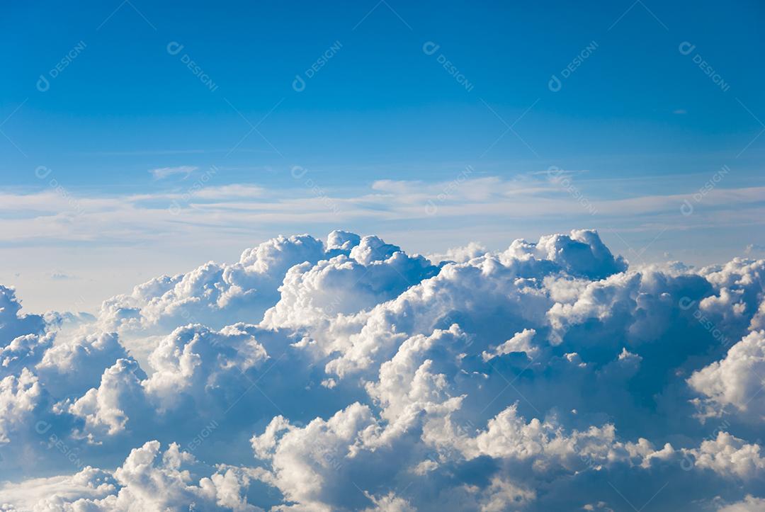 Céu azul com muitas nuvens