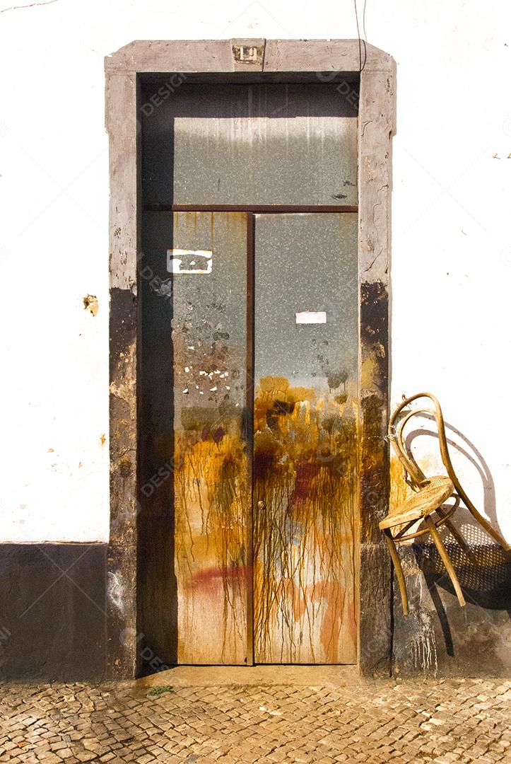 Porta de alumínio enferrujado