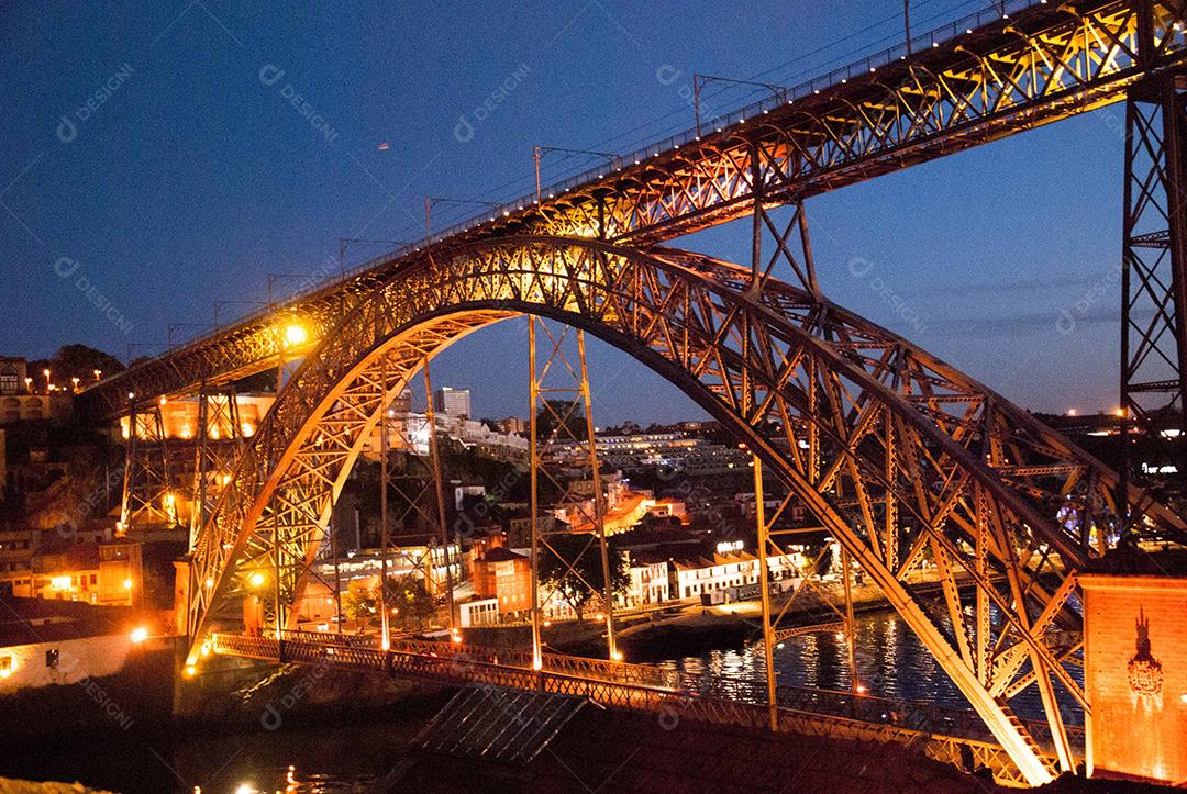 Ponte Luís com luzes anoite ponto turístico