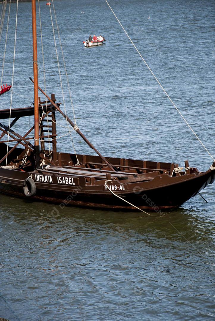 Navio de madeira navegando no mar