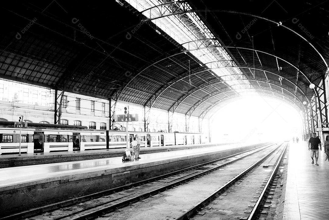 túnel de metro preto e branco