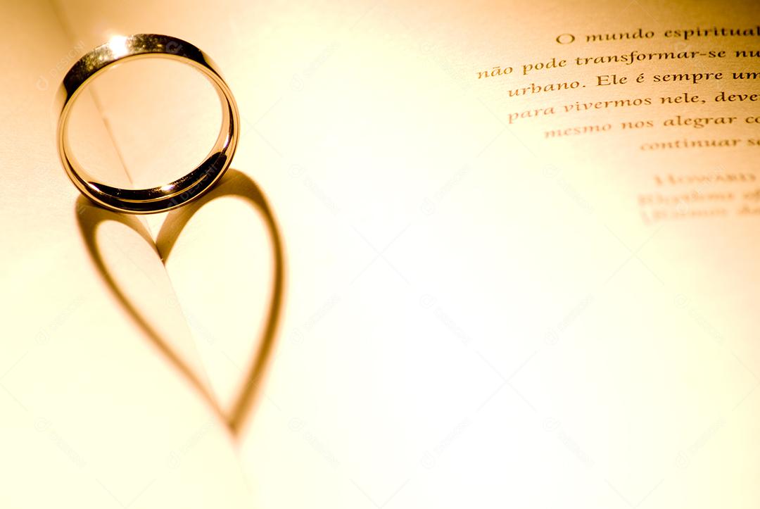 Aliança símbolo da união remetida do casamento