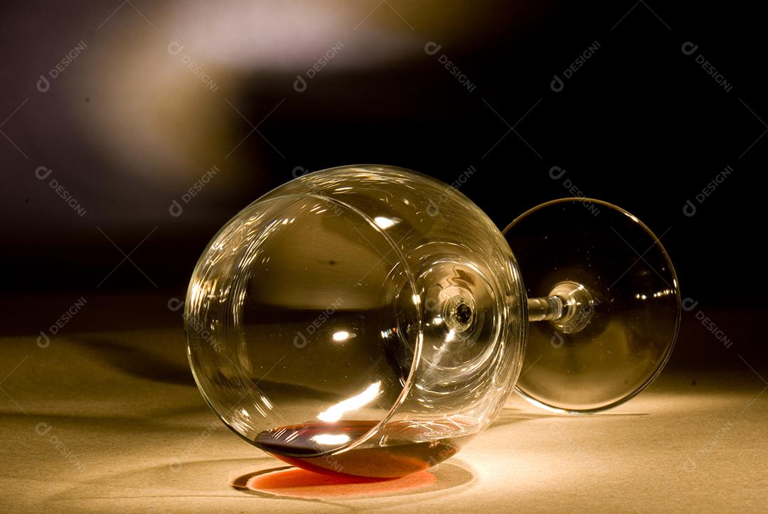 Taça de vinho deitada