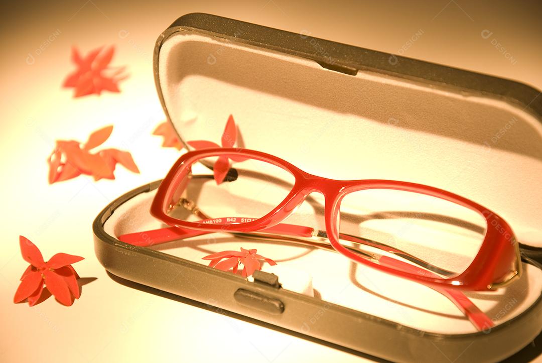 Óculos de grau vermelho em caixinha de proteção