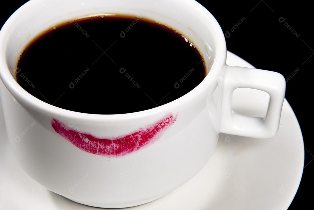 Xicara de cerâmica branca servida com café com marca de batom