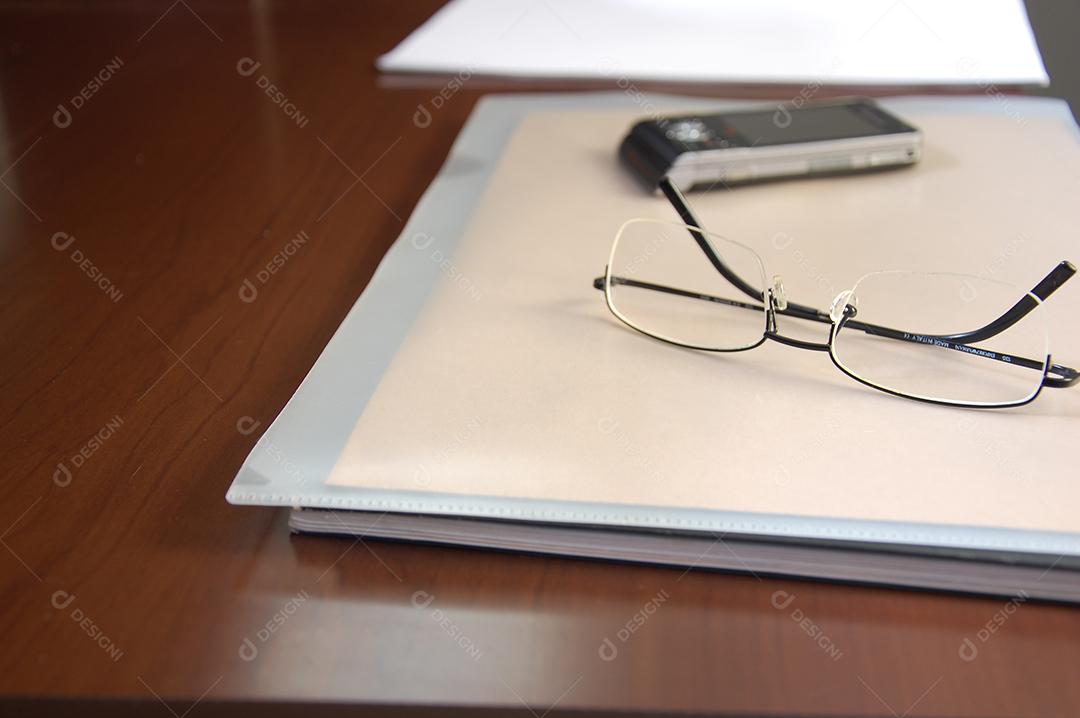 Óculos de grau sobre um livro