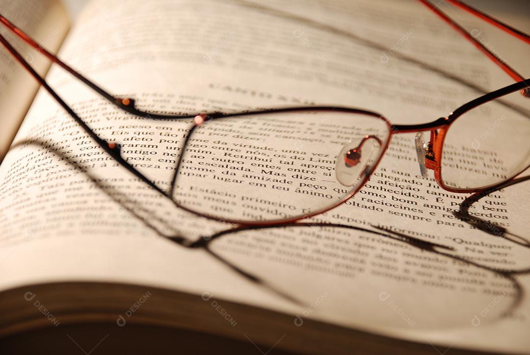Óculos de grau sobre um livro