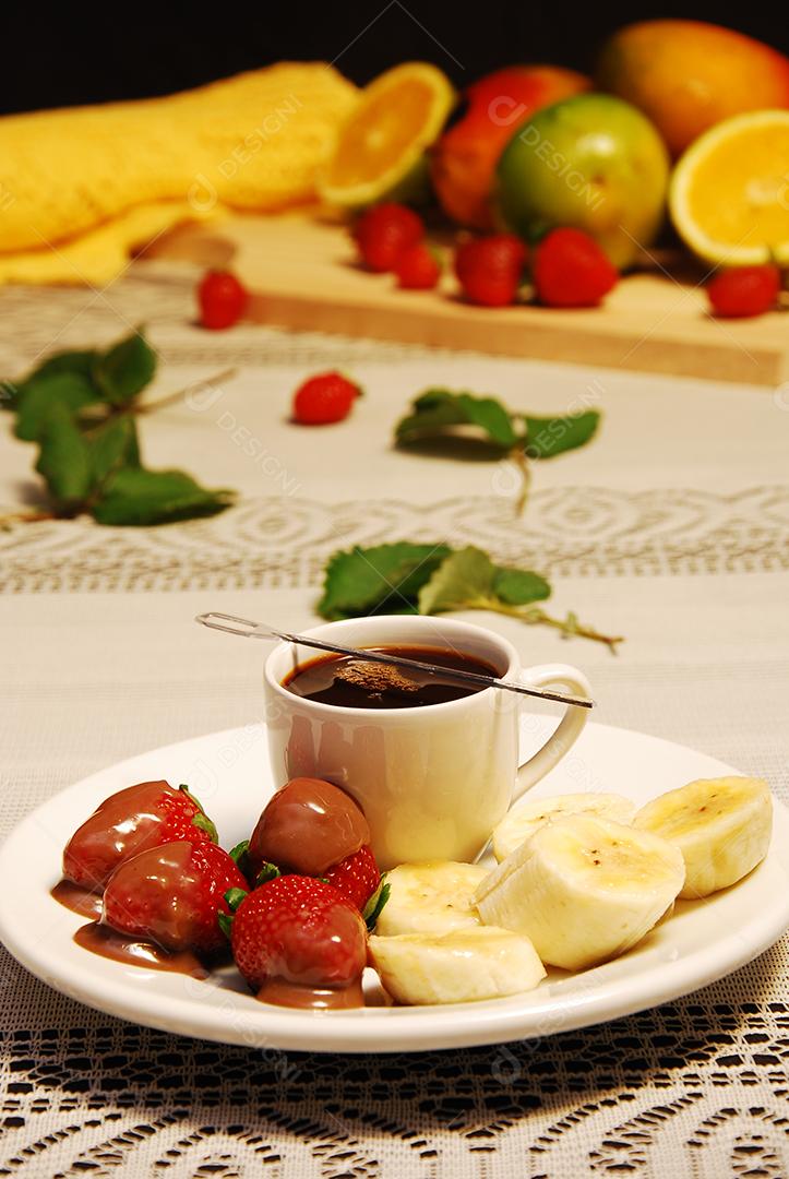 Sobremesa com morangos, bananas e chocolates