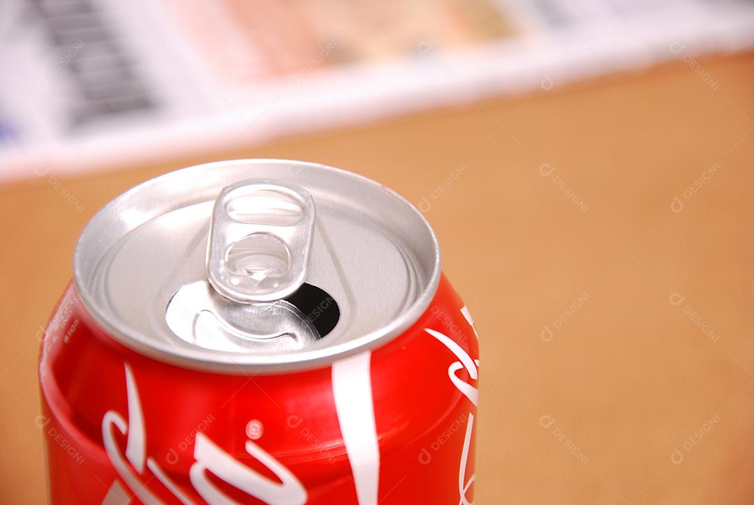 Imagem de uma coca cola em lata