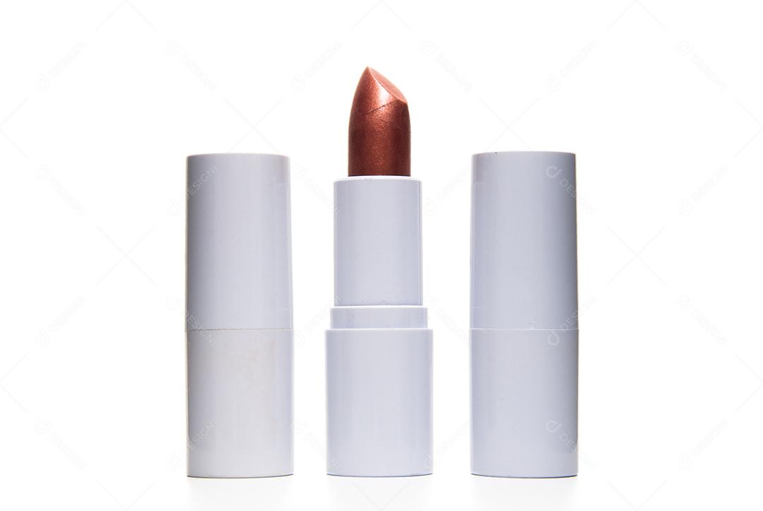 Batom cremoso de cor marrom em fundo branco
