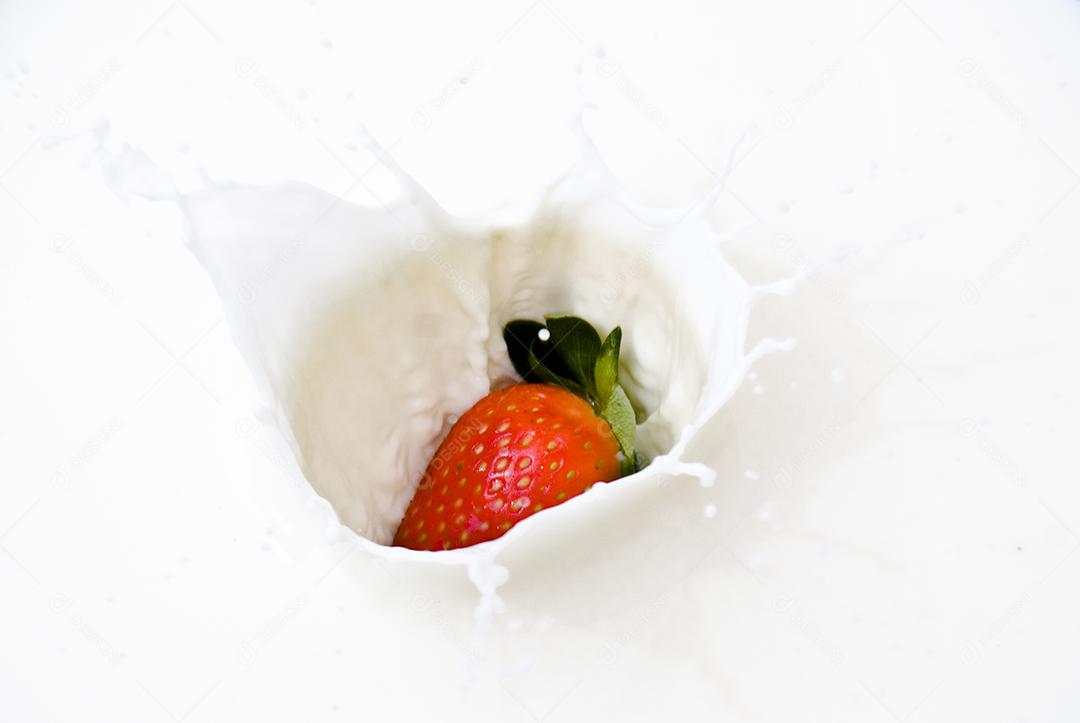 Morango caindo em um leite