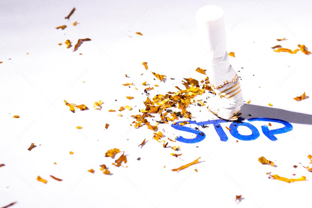 Imagem com fundo branco escrito STOP