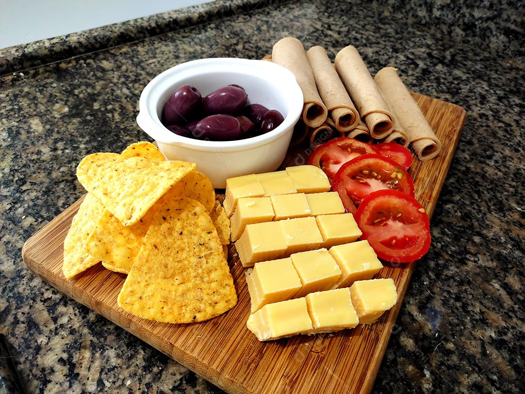 Salgadinho de milho Biscoito Wafer Doce comida sobre tabua de madeira
