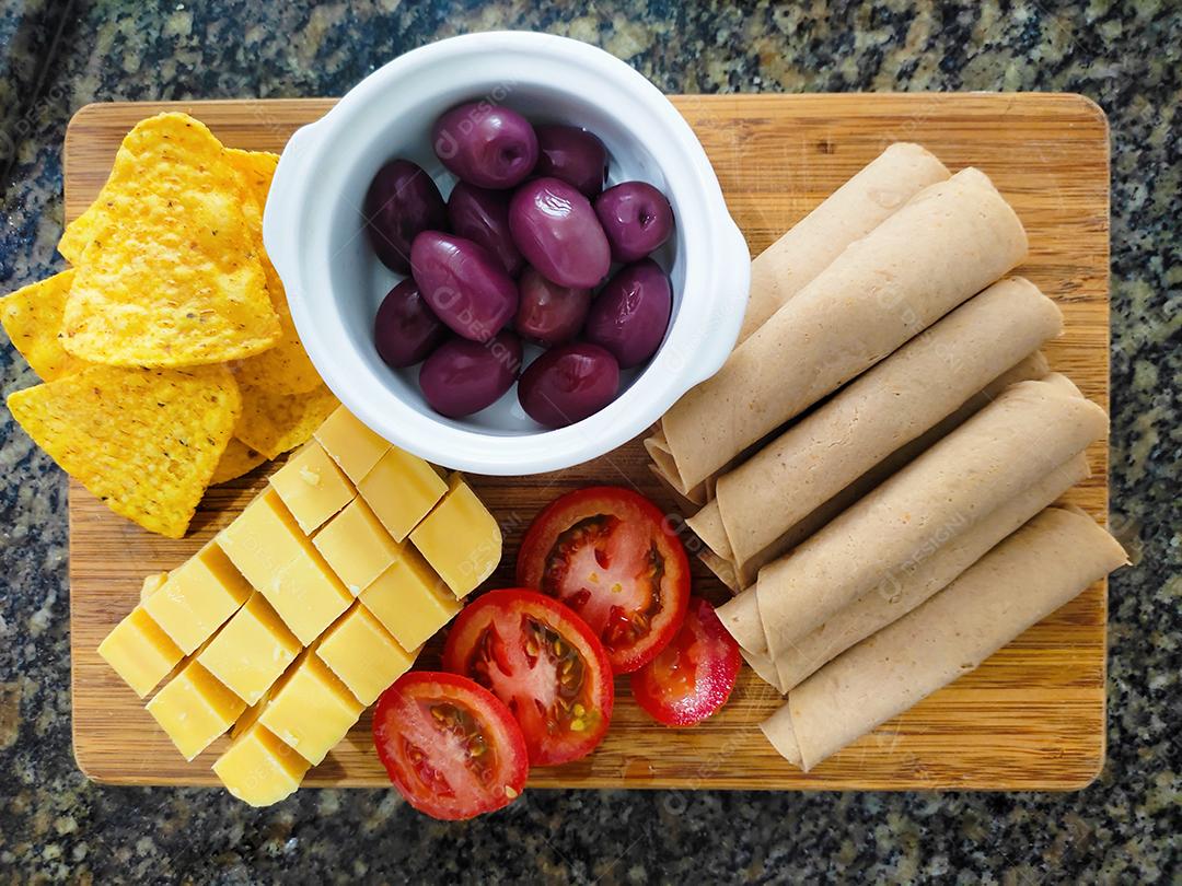 Salgadinho de milho Biscoito Wafer Doce comida sobre tabua de madeira