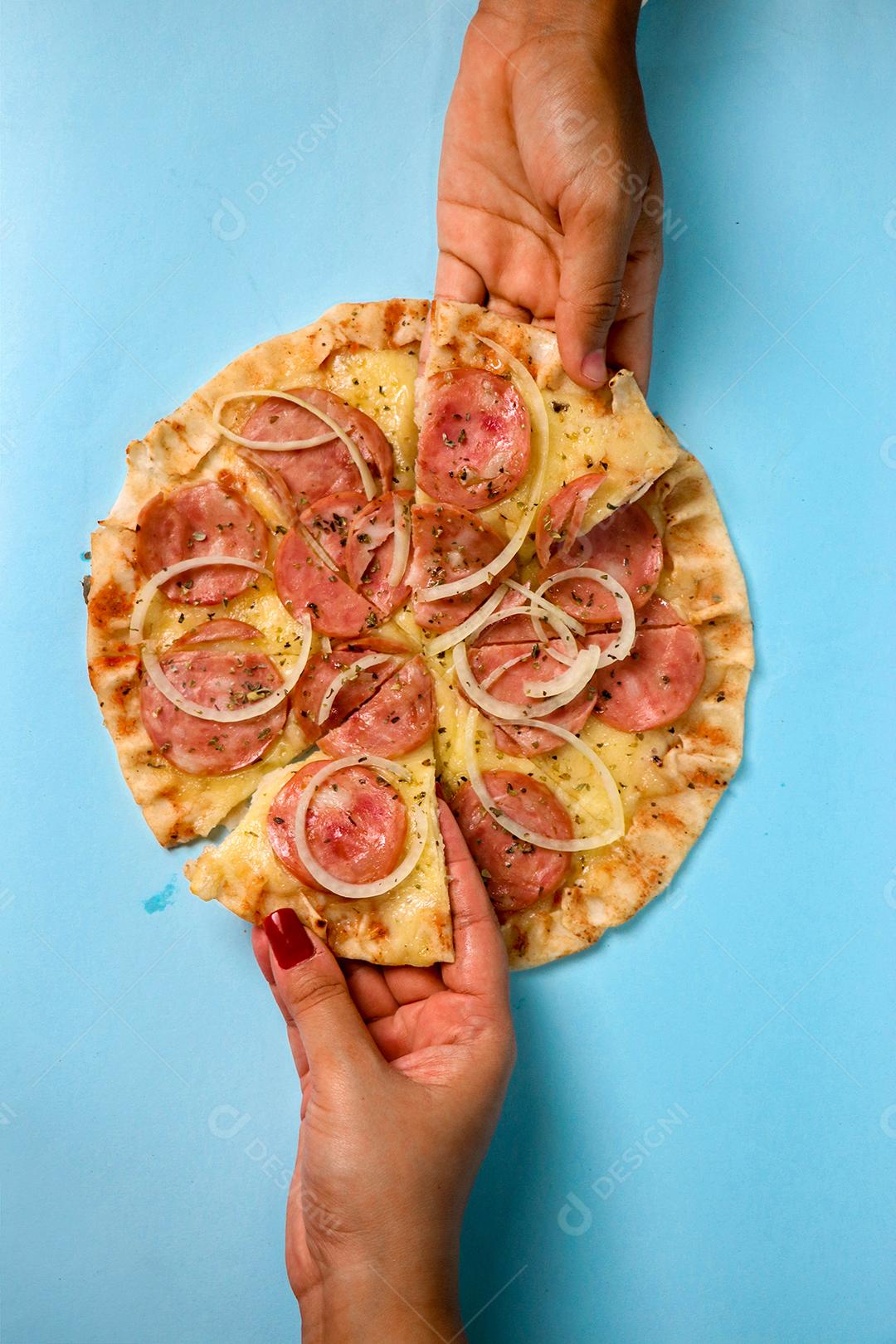 Mãos de pessoas pegando fatias pizza pizzarias