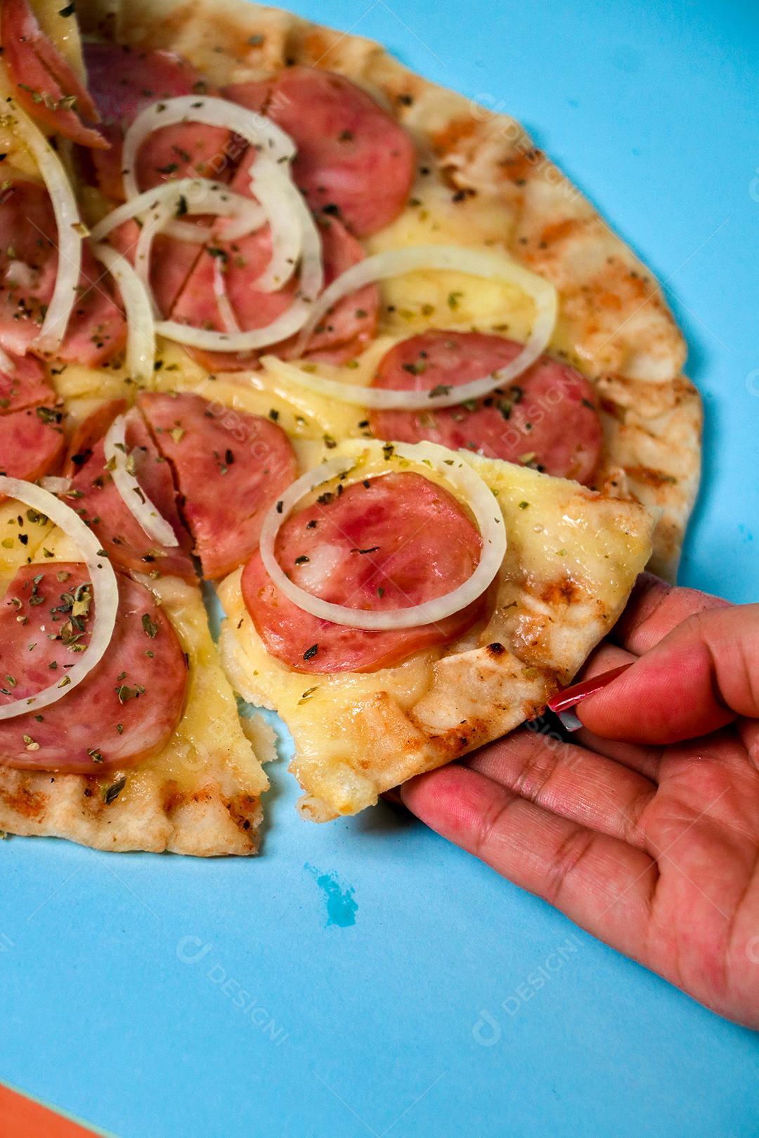 Mãos de pessoas pegando fatias pizza pizzarias