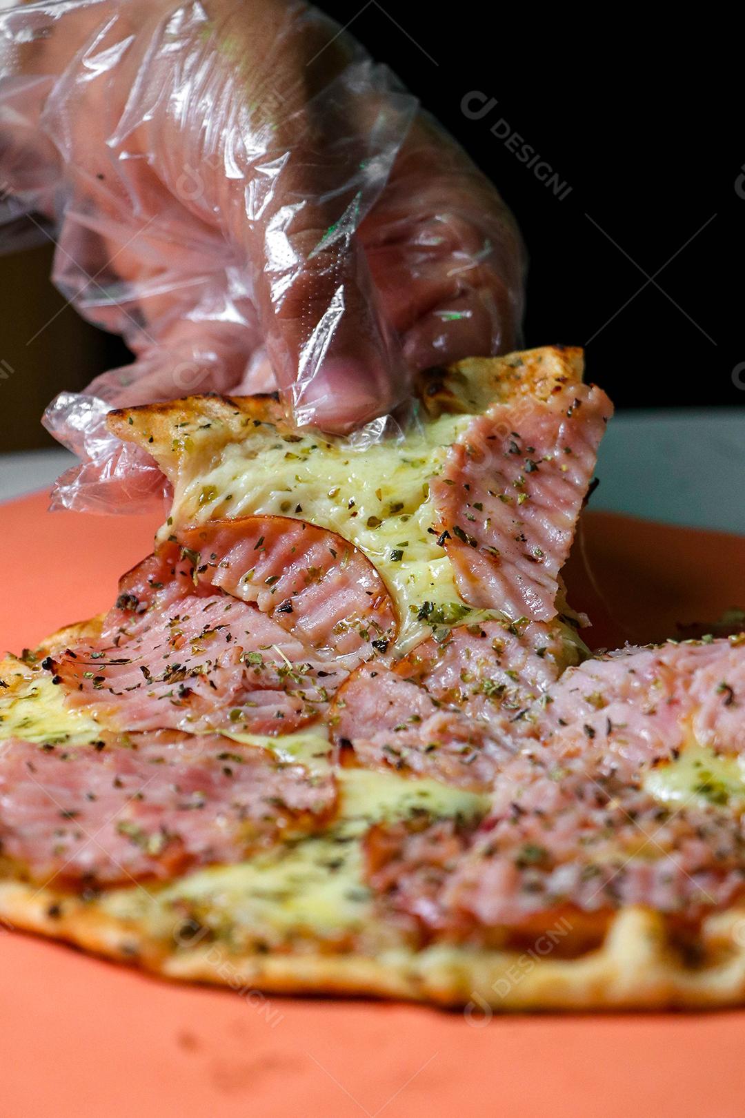 Mãos de pessoas pegando fatias pizza pizzarias