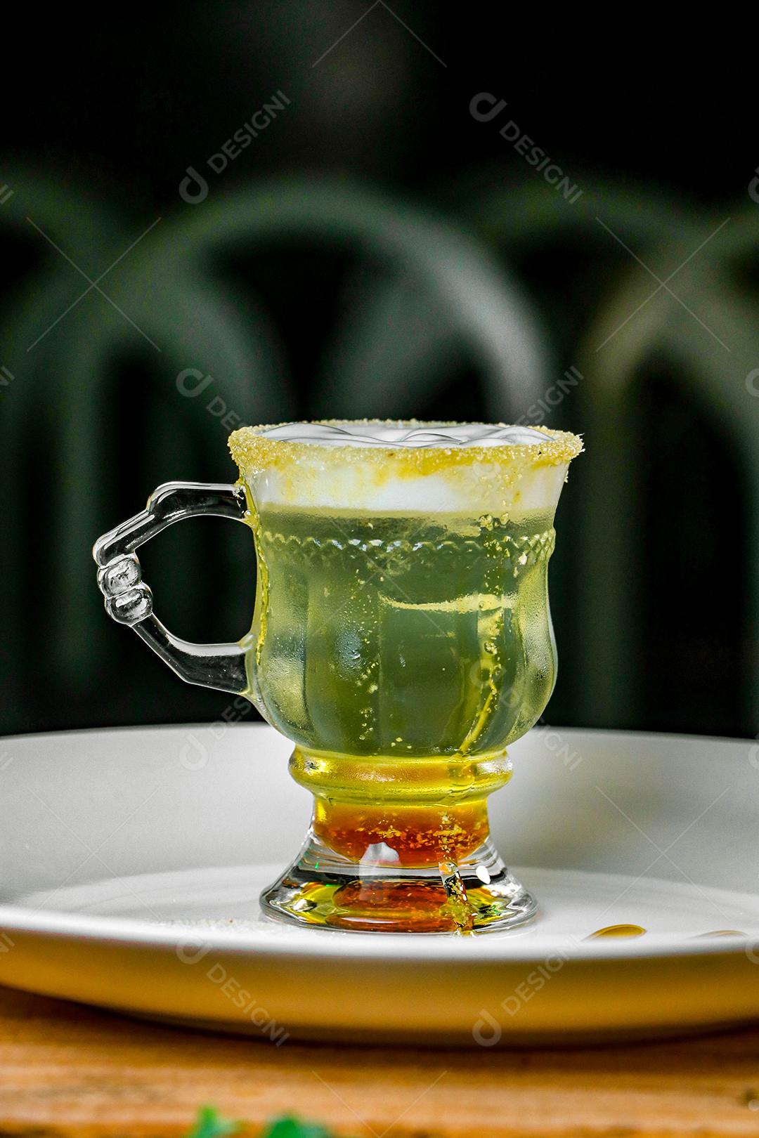 Copo bebida sobre fundo preto suco