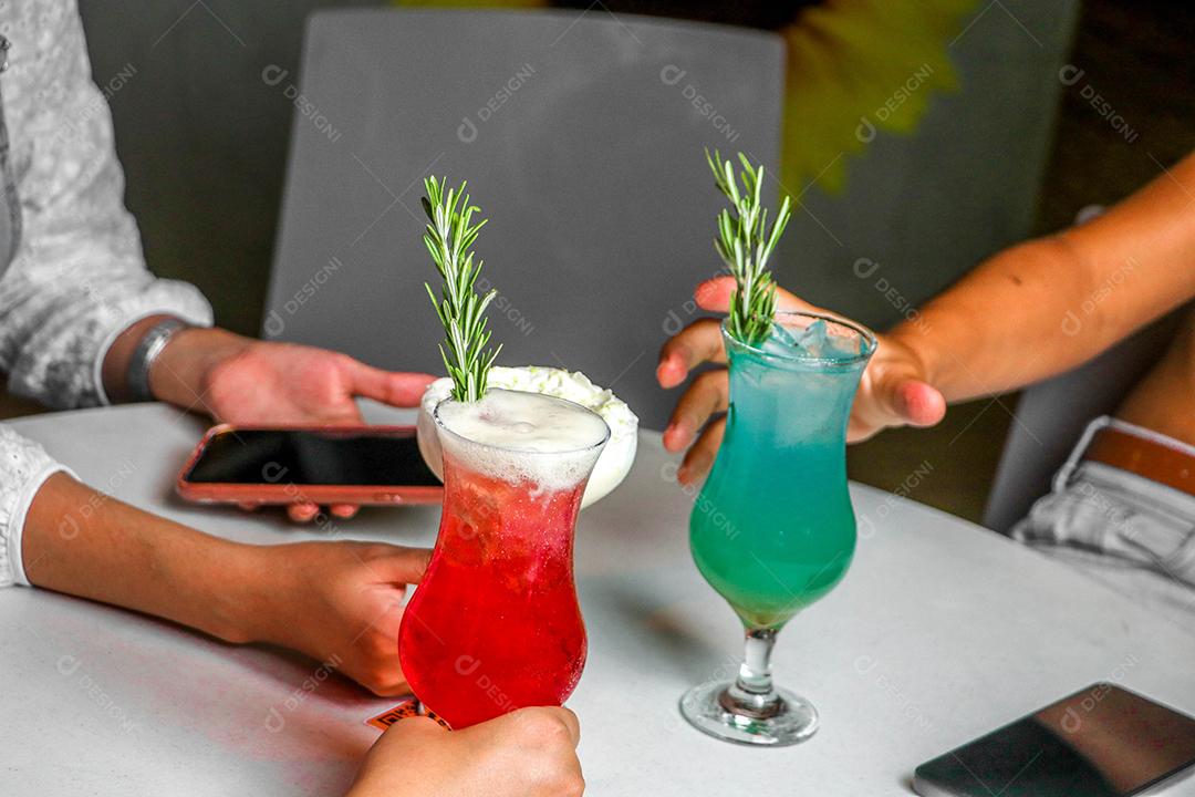 Grupo de amigos bebendo bebida deliciosa taça vidro