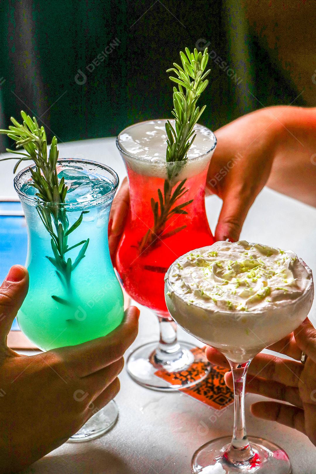 Grupo de amigos bebendo bebida deliciosa taça vidro