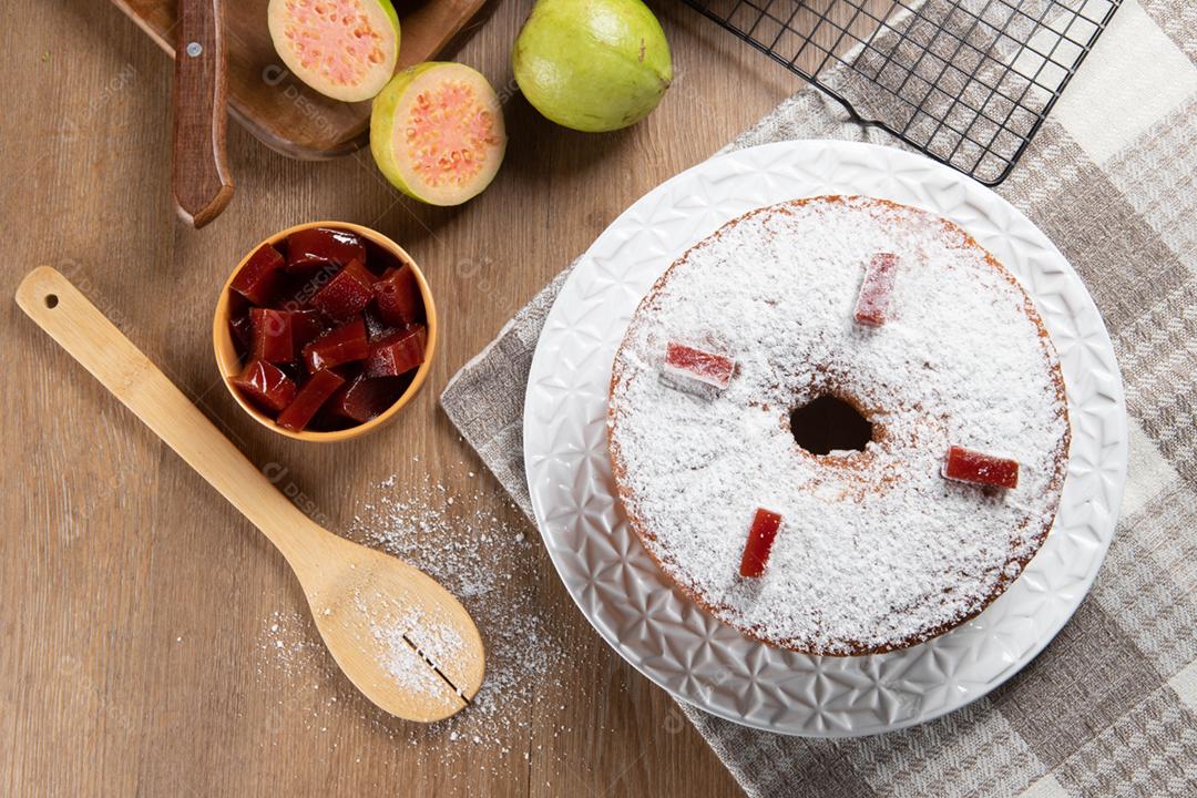 Bolo de milho brasileiro feito com um tipo de farinha de milho (Fuba) recheado