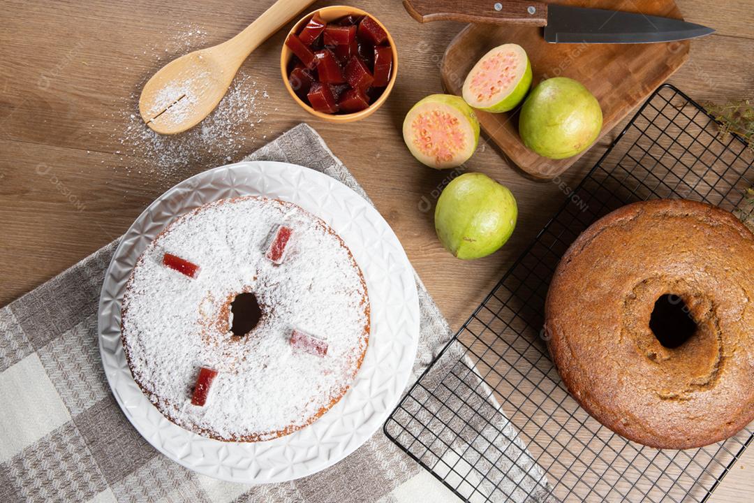 Bolo de milho brasileiro feito com um tipo de farinha de milho (Fuba) recheado