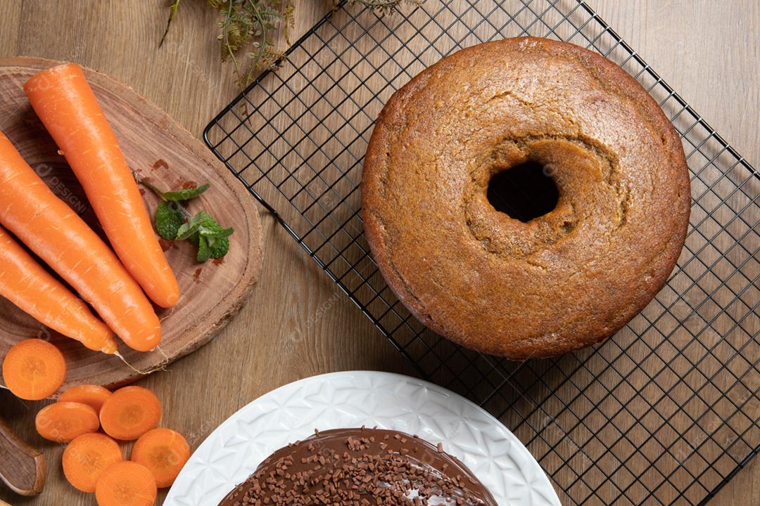 Bolo de cenoura brasileiro com cobertura de chocolate na mesa de madeira wi