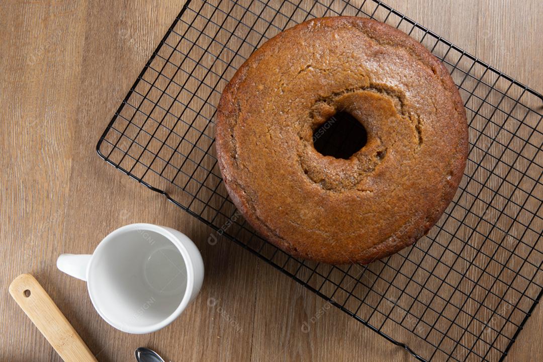 Bolo de milho brasileiro feito com um tipo de farinha de milho (Fuba). Com um