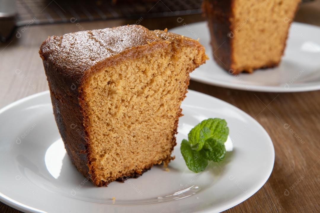 Feche o pedaço de bolo de milho brasileiro feito com um tipo de milho f
