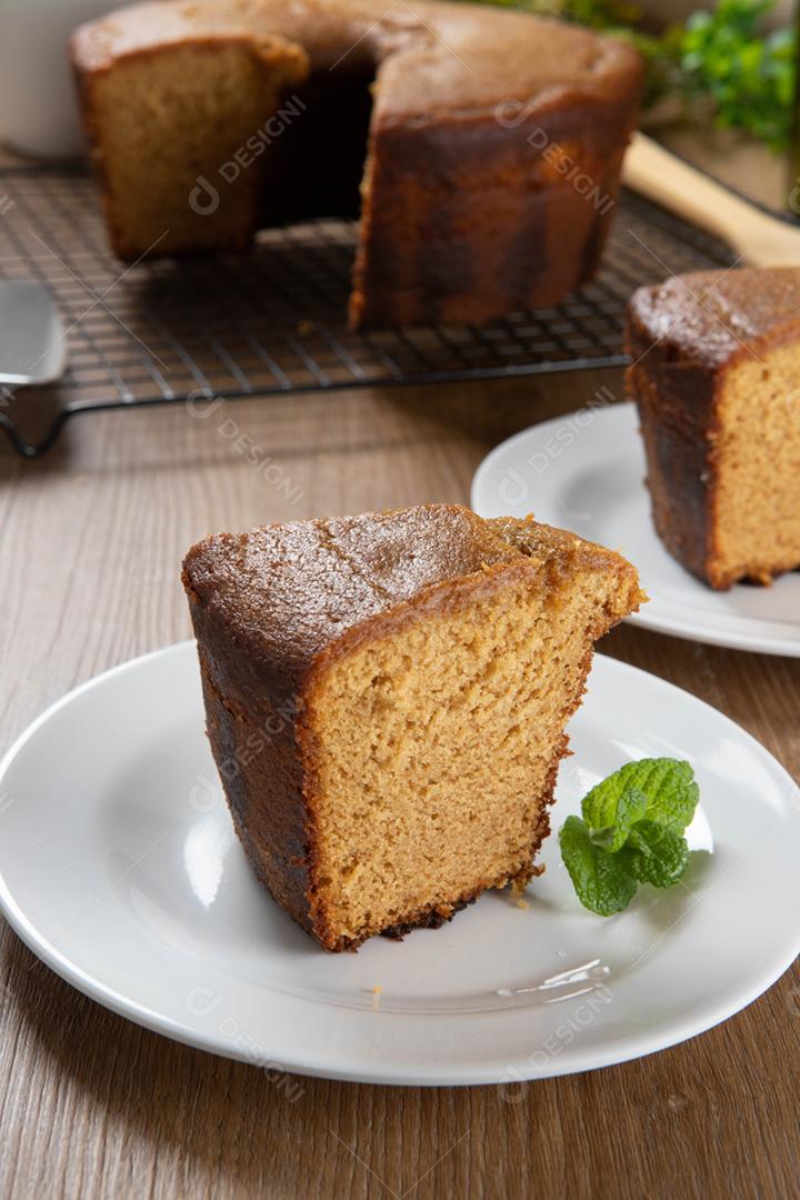 Feche o pedaço de bolo de milho brasileiro feito com um tipo de milho f