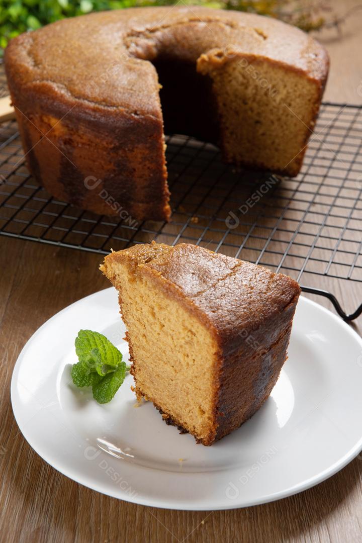 Feche o pedaço de bolo de milho brasileiro feito com um tipo de milho f