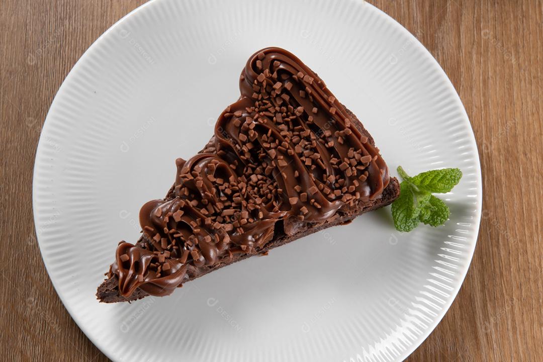 Fatia de brownie de chocolate com morango e chocolate I