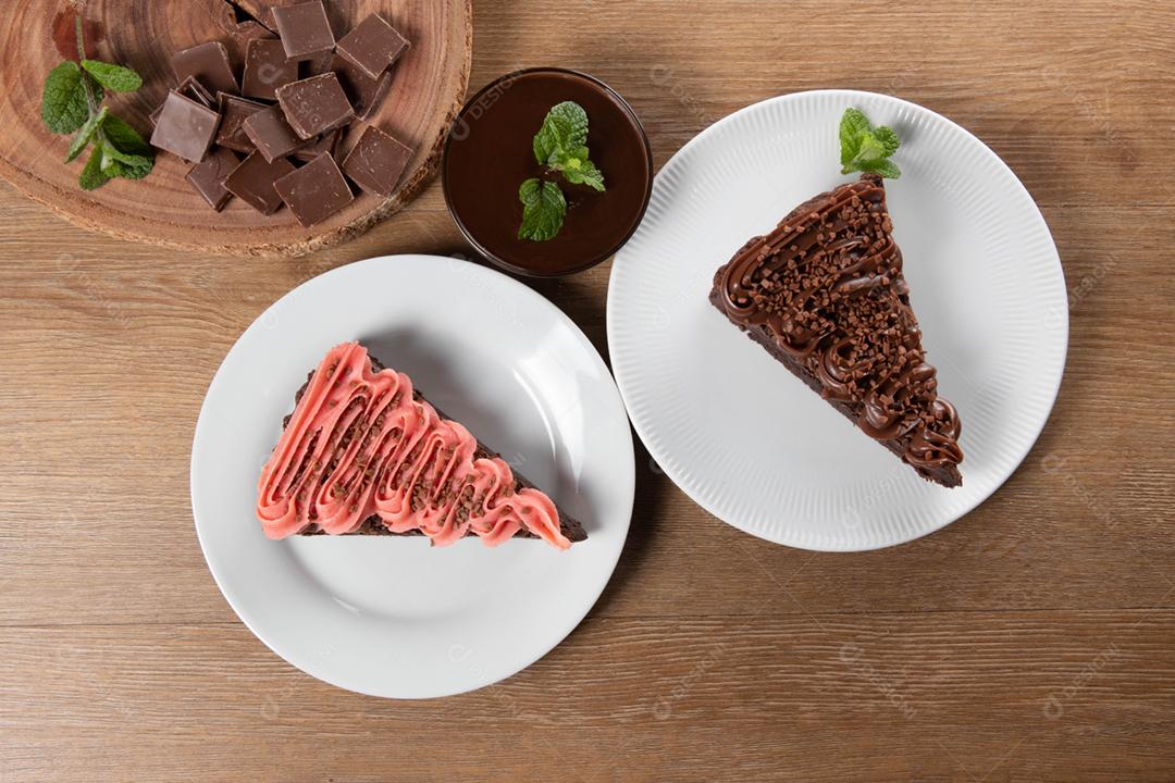 Fatia de brownie de chocolate com morango e chocolate I