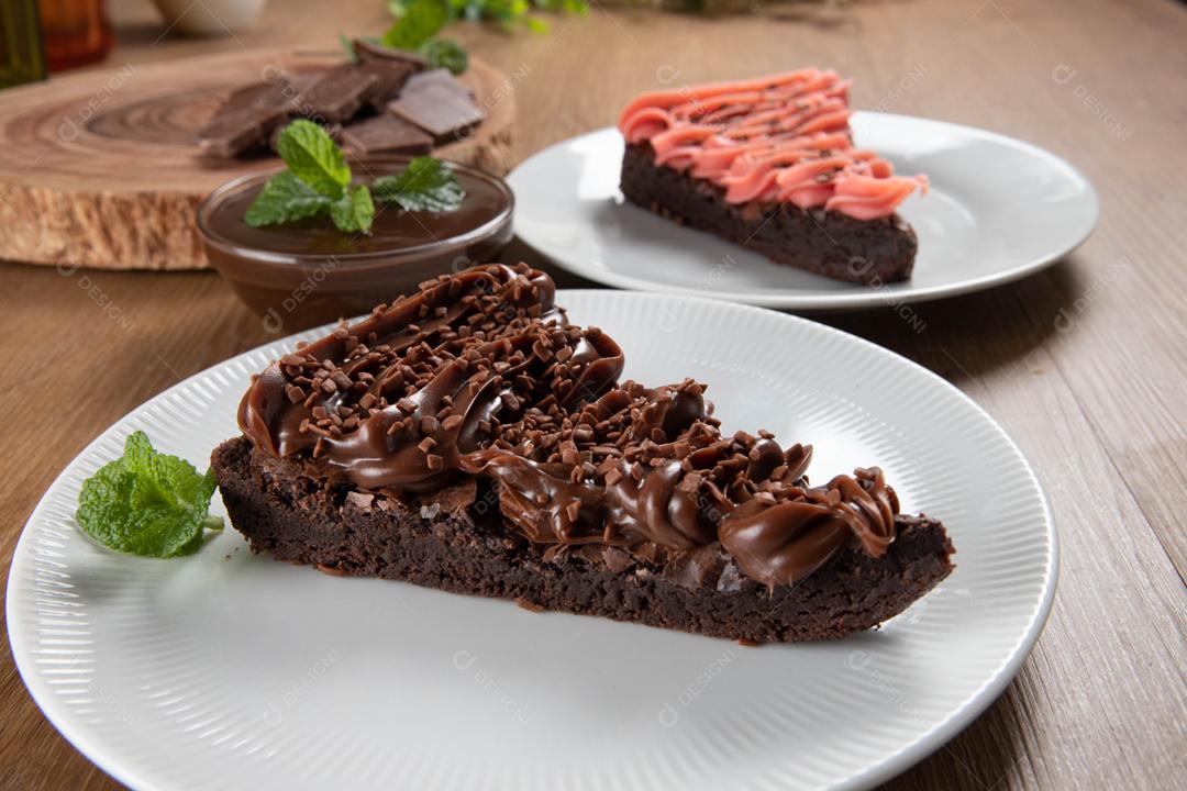 Fatia de brownie de chocolate com morango e chocolate I