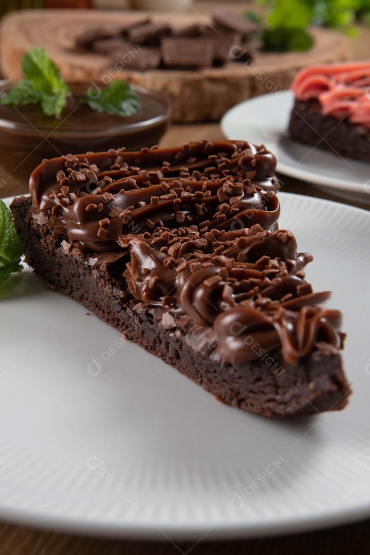 Fatia de brownie de chocolate com morango e chocolate I