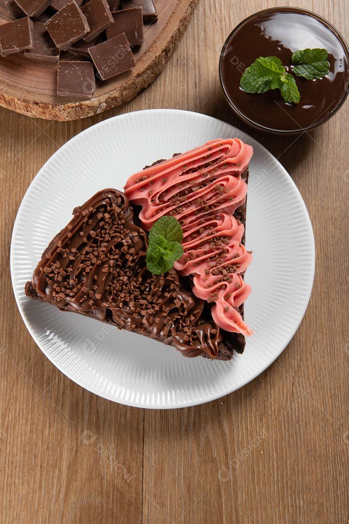 Fatia de brownie de chocolate com morango e chocolate I