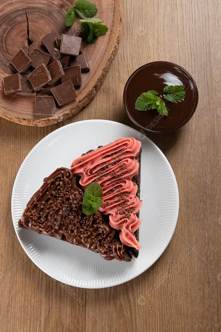 Fatia de brownie de chocolate com morango e chocolate I