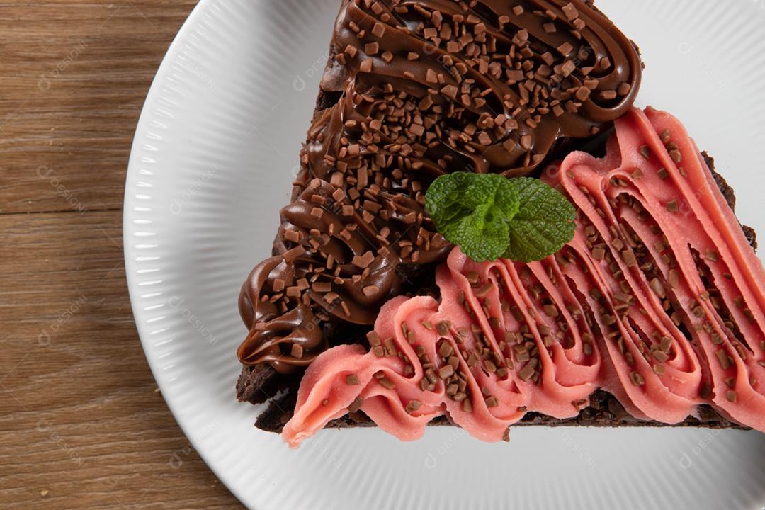 Fatia de brownie de chocolate com morango e chocolate I