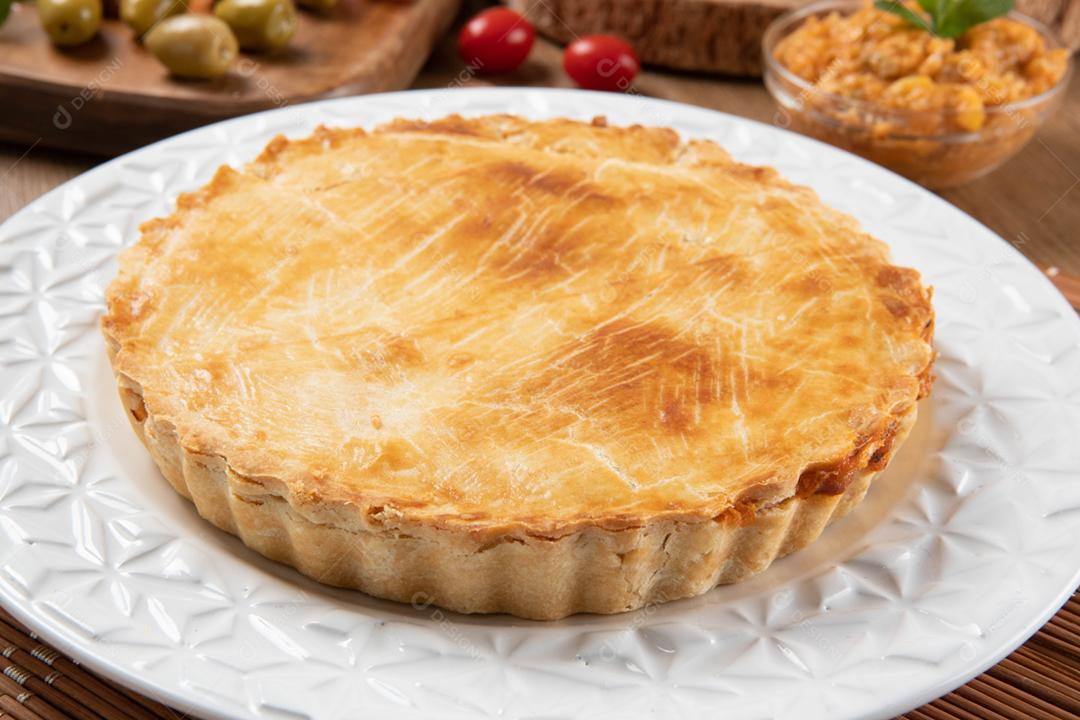 Torta de frango com requeijão, tomate, cebola e azeitonas em w