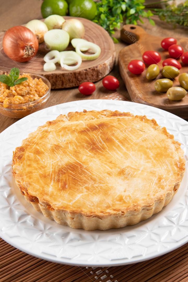 Torta de frango com requeijão, tomate, cebola e azeitonas em w