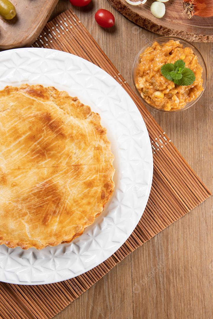 Torta de frango com requeijão, tomate, cebola e azeitonas