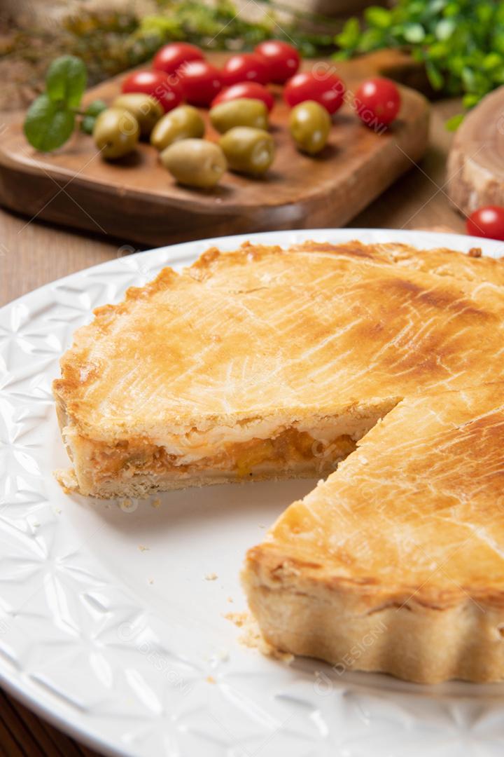 Feche o pedaço de torta de frango com queijo cottage, tomate, oni