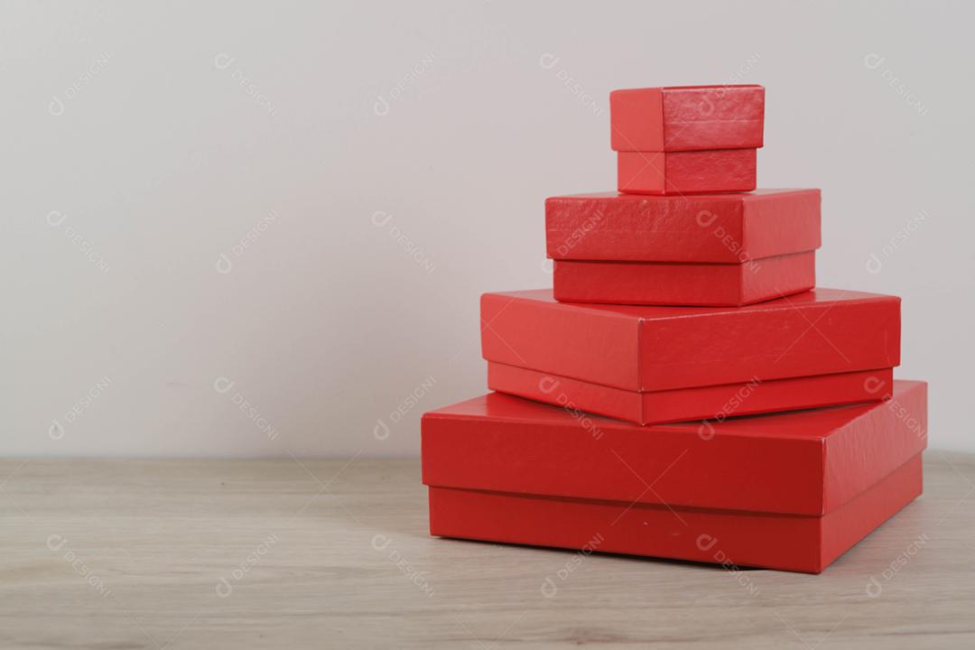 Caixas de presente vermelhas em fundo de madeira com espaço