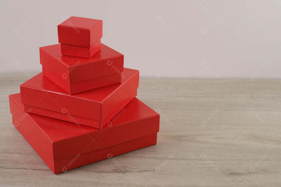 Caixas de presente vermelhas em fundo de madeira com espaço