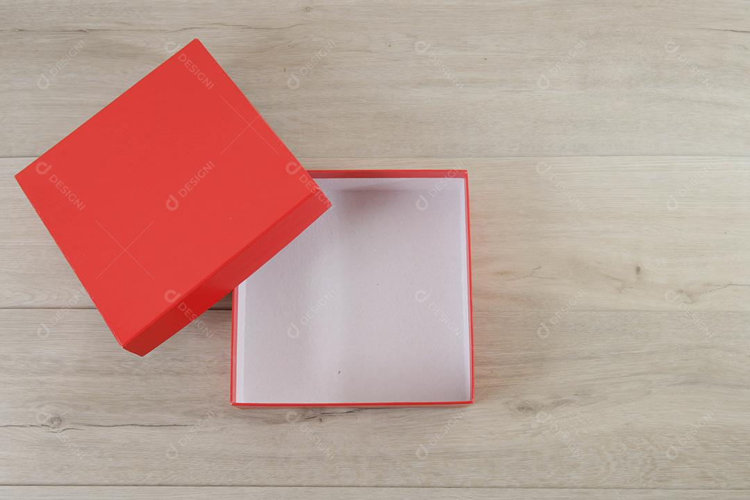 Caixas de presente vermelhas sobre fundo de madeira
