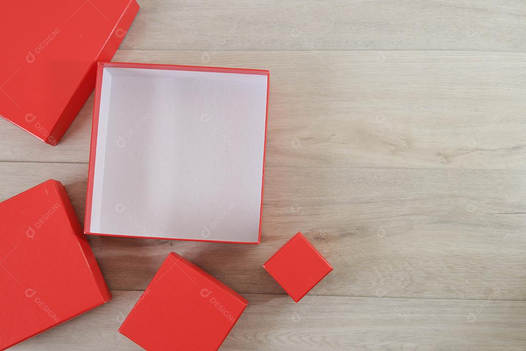 Caixas de presente vermelhas em fundo de madeira